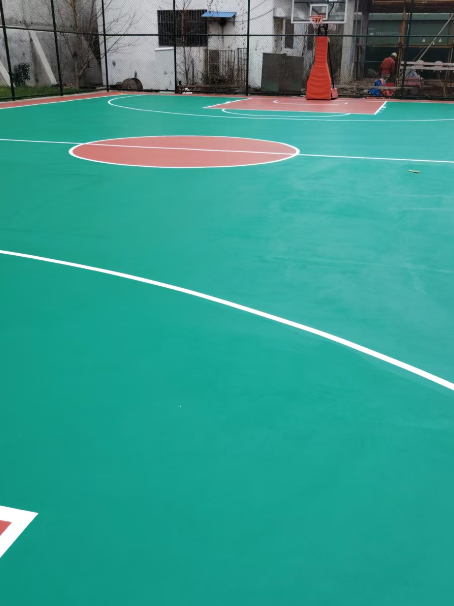 打安镇 球场长期使用易出现地面开裂